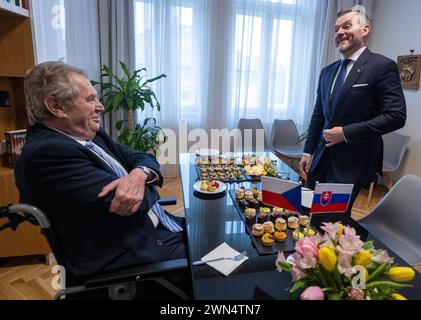 Prague, République tchèque. 29 février 2024. L'ancien président tchèque Milos Zeman (à gauche) rencontre le président du Parlement slovaque et candidat à la présidence Peter Pellegrini à Prague, en République tchèque, le 29 février 2024. Crédit : Michaela Rihova/CTK photo/Alamy Live News Banque D'Images