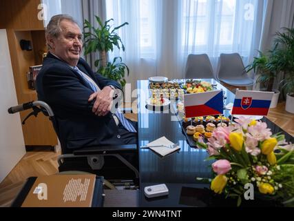 Prague, République tchèque. 29 février 2024. L'ancien président tchèque Milos Zeman attend le président du Parlement slovaque et candidat à la présidence Peter Pellegrini à Prague, République tchèque, le 29 février 2024. Crédit : Michaela Rihova/CTK photo/Alamy Live News Banque D'Images