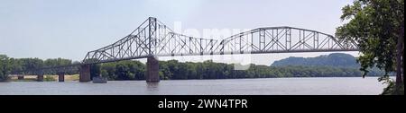 Le DOT de l'Iowa a temporairement fermé le pont Black Hawk sur l'autoroute 82, enjambe le fleuve Mississippi, rejoignant Lansing IA, au comté de Crawford, WISCONSIN. Le Banque D'Images