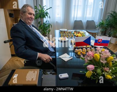 Prague, République tchèque. 29 février 2024. L'ancien président tchèque Milos Zeman attend le président du Parlement slovaque et candidat à la présidence Peter Pellegrini à Prague, République tchèque, le 29 février 2024. Crédit : Michaela Rihova/CTK photo/Alamy Live News Banque D'Images