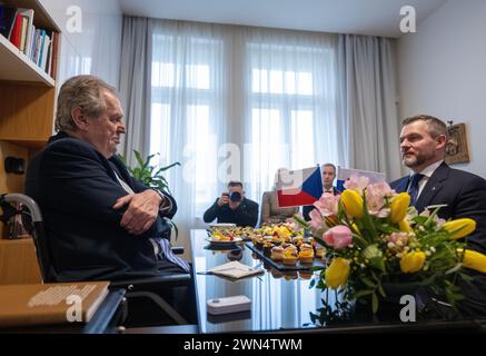 Prague, République tchèque. 29 février 2024. L'ancien président tchèque Milos Zeman (à gauche) rencontre le président du Parlement slovaque et candidat à la présidence Peter Pellegrini à Prague, en République tchèque, le 29 février 2024. Crédit : Michaela Rihova/CTK photo/Alamy Live News Banque D'Images