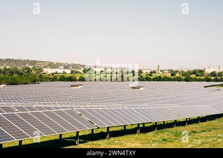 Panneaux solaires en rangées contre le ciel à la centrale électrique Banque D'Images