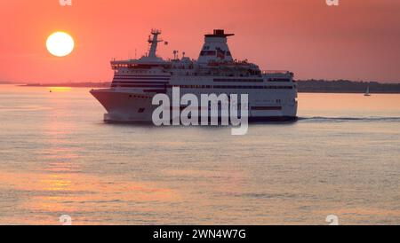 26/05/13 le soleil se couche sur le Solent près de Portsmouth alors que les vacanciers à la recherche d'un meilleur temps quittent Portsmouth sur un ferry à destination de la France en dernier Banque D'Images