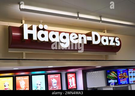 Honolulu, HI - Dec. 24, 2023 : Haagen-Dazs fabricant de crème glacée enseigne dans le centre commercial Ala Moana Mall Food court. Banque D'Images