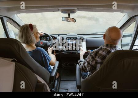 Couple senior en voyage sur la route en camping-car Banque D'Images