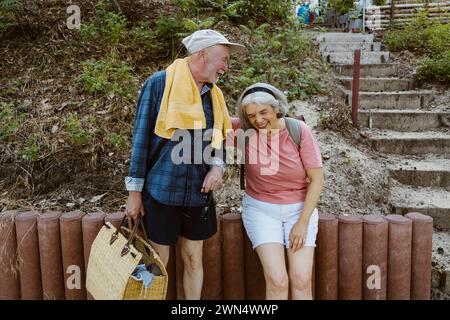 Joyeux couple aîné randonnée ensemble dans la forêt Banque D'Images