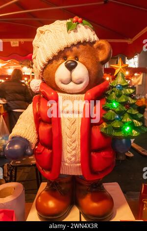 Angleterre, Londres, Southwark, Borough Market, ours jouet habillé dans des vêtements d'hiver tenant l'arbre de Noël Banque D'Images