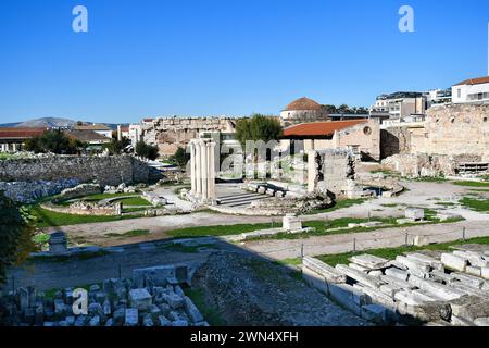 Athènes, Grèce - Décember19, 2023 : ruines romaines et ancien bâtiment chrétien Quatrefoil - Basilique de Megale Panagia Banque D'Images