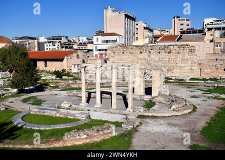 Athènes, Grèce - Décember19, 2023 : ruines romaines et ancien bâtiment chrétien Quatrefoil - Basilique de Megale Panagia Banque D'Images