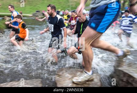 06/11/16 ***AVEC VIDÉO*** malgré les températures qui montent à peine au-dessus du point de congélation, environ 1 400 coureurs fous ont relevé le défi de cross-country d'un quatre- Banque D'Images