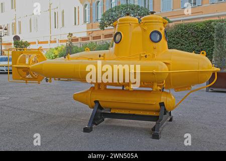 Monaco City, Monaco - 18 janvier 2012 : Anorep Yellow Submarine submersible Watercraft de l'explorateur Jacques Cousteau devant le Musée Océanographique. Banque D'Images