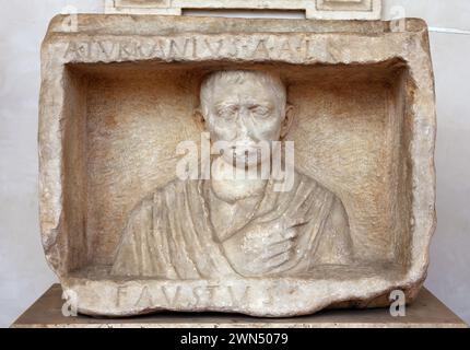 Stèle funéraire d'un affranchi Aulus Turranius Faustus. 30-13 Colombie-Britannique la provenance n'est pas connue. Musée national romain (Thermes de Dioclétien). Rome. Italie. Banque D'Images