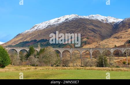 Glenfinnan Railway Viaduc Écosse au début du printemps avec de la neige sur les montagnes Banque D'Images