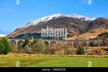 Glenfinnan Railway Viaduc Écosse au début du printemps avec de la neige sur les montagnes Banque D'Images