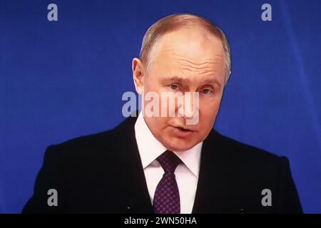 Prog Pétersbourg, Russie. 29 février 2024. Le président russe Vladimir Poutine s'adresse à l'Assemblée fédérale dans une émission en direct dans un cinéma à Pétersbourg. Crédit : SOPA images Limited/Alamy Live News Banque D'Images