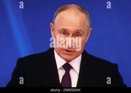 Prog Pétersbourg, Russie. 29 février 2024. Le président russe Vladimir Poutine s'adresse à l'Assemblée fédérale dans une émission en direct dans un cinéma à Pétersbourg. Crédit : SOPA images Limited/Alamy Live News Banque D'Images