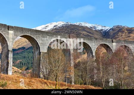 Glenfinnan Railway Viaduc Écosse les arches au début du printemps avec de la neige sur les montagnes Banque D'Images