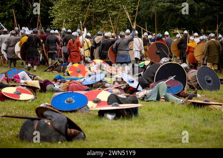 26/06/22 des centaines de «Vikings» envahisseurs et de guerriers de «l'armée anglo-saxonne de Mercie» reconstituent la bataille des mille lances - facturée par le Banque D'Images