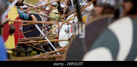 26/06/22 des centaines de «Vikings» envahisseurs et de guerriers de «l'armée anglo-saxonne de Mercie» reconstituent la bataille des mille lances - facturée par le Banque D'Images