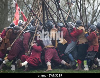 29/01/17 C'était plus 'sueur de boue et larmes' que 'sueur de sang et larmes' alors que sept cents 'soldats' de Sealed Knot reconstituent la bataille de Nantwich, en Ontario Banque D'Images