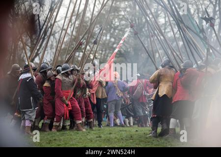 29/01/17 C'était plus 'sueur de boue et larmes' que 'sueur de sang et larmes' alors que sept cents 'soldats' de Sealed Knot reconstituent la bataille de Nantwich, en Ontario Banque D'Images