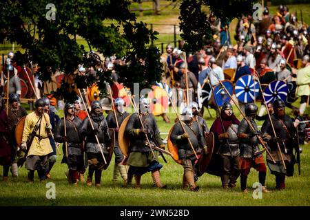 26/06/22 des centaines de «Vikings» envahisseurs et de guerriers de «l'armée anglo-saxonne de Mercie» reconstituent la bataille des mille lances - facturée par le Banque D'Images