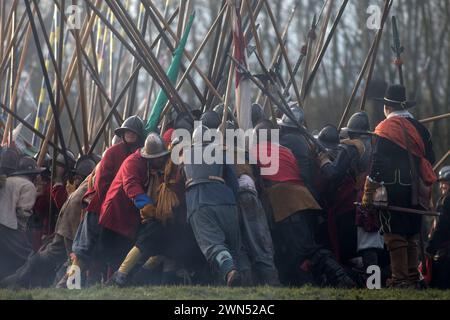 29/01/17 C'était plus 'sueur de boue et larmes' que 'sueur de sang et larmes' alors que sept cents 'soldats' de Sealed Knot reconstituent la bataille de Nantwich, en Ontario Banque D'Images