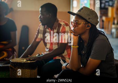 Un groupe de musiciens africains répète à la Dhow Countries Music Academy (DCMA), Stone Town, Zanzibar, Tanzanai Banque D'Images