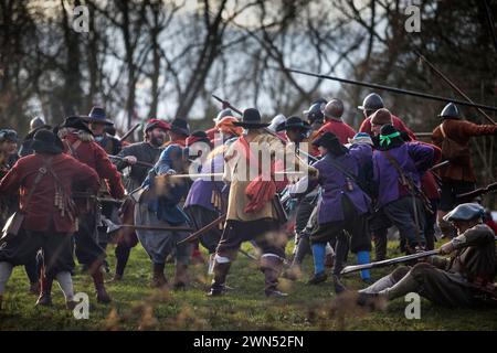 29/01/17 C'était plus 'sueur de boue et larmes' que 'sueur de sang et larmes' alors que sept cents 'soldats' de Sealed Knot reconstituent la bataille de Nantwich, en Ontario Banque D'Images