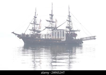 Voyage fantomatique. Bateau pirate attraction touristique croisière dans la mer égée brumeuse. Banque D'Images