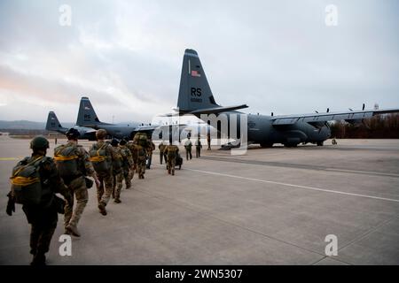 Le 435th SFS mène des opérations aéroportées au-dessus de la base aérienne de Ramstein le 13 février 2024. Photo de Norman D. Enriquez Banque D'Images