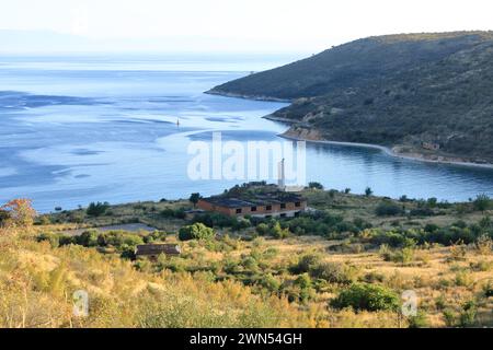 La base navale abandonnée avec un abri sous-marin près de Porto Palerme en Albanie Banque D'Images