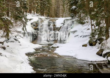 Mummelfall im Schnee, Wasserfall der Mummel BEI Harrachsdorf im Riesengebirge, Tschechien *** chutes de Mummel dans la neige, chute de Mummel près de Harrachs Banque D'Images