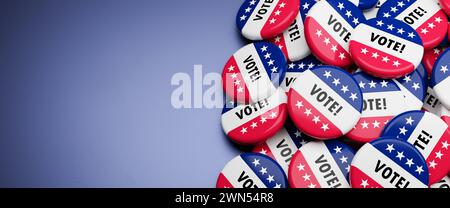 Badges avec le texte 'vote!' et des étoiles blanches sur fond bleu et rouge sur un tas sur une table. Concept pour les élections américaines, élection des présidents Banque D'Images