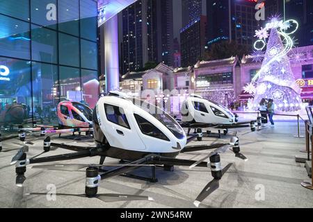 Guangzhou, Chine - 24 février 2024 : drones capables de transporter des personnes (drones), ou comme on les appelle aussi taxis aériens. Banque D'Images