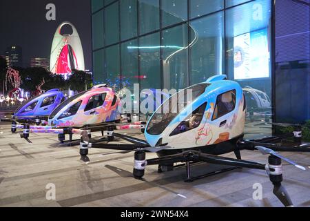 Guangzhou, Chine - 24 février 2024 : drones capables de transporter des personnes (drones), ou comme on les appelle aussi taxis aériens. Banque D'Images