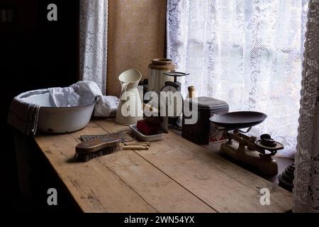 Articles de cuisine à l'ancienne dans une fenêtre Banque D'Images