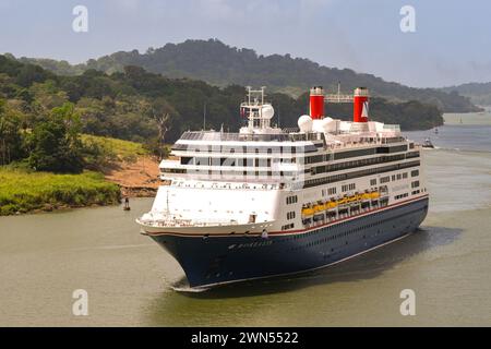 Canal de Panama, Panama - 23 janvier 2024 : bateau de croisière Borealis naviguant sur le canal de Panama. Le navire est exploité par la ligne de croisière Fred Olsen. Banque D'Images