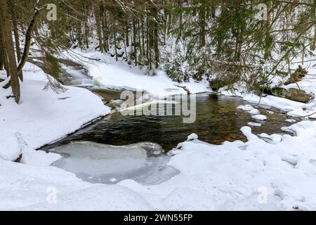 Mummelfall im Schnee, Wasserfall der Mummel BEI Harrachsdorf im Riesengebirge, Tschechien *** chutes de Mummel dans la neige, chute de Mummel près de Harrachs Banque D'Images