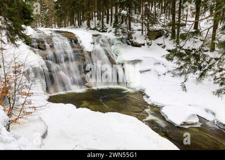 Mummelfall im Schnee, Wasserfall der Mummel BEI Harrachsdorf im Riesengebirge, Tschechien *** chutes de Mummel dans la neige, chute de Mummel près de Harrachs Banque D'Images