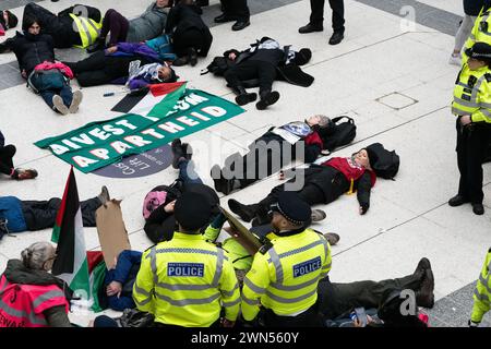 Londres, Royaume-Uni. 29 février 2024. Des activistes d'une coalition comprenant extinction Rebellion, StopEACOP, War on Want et Global Justice organisent maintenant une manifestation "Climate activistes for a Free Palestine", occupant brièvement et exécutant un die-in à la station de Liverpool Street en solidarité avec le peuple de Gaza. Crédit : Ron Fassbender/Alamy Live News Banque D'Images