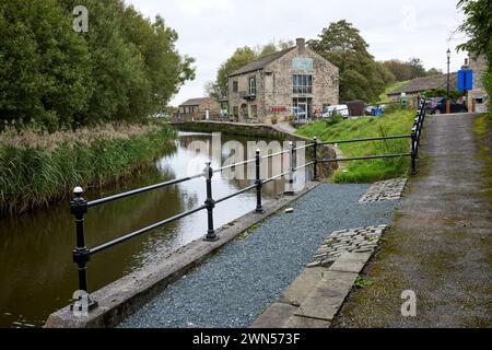 En septembre, vue sur le café Wharfe situé à côté du canal Leeds et liverpool à Foulridge Banque D'Images