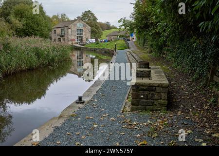 En septembre, vue sur le café Wharfe situé à côté du canal Leeds et liverpool à Foulridge Banque D'Images