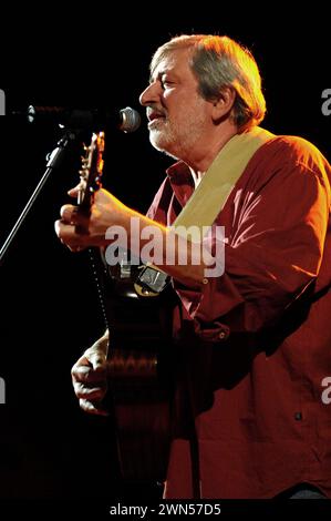 Milan Italie 10/11/2006 : Francesco Guccini, chanteur italien, lors du concert au Forum Assago Banque D'Images