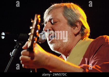 Milan Italie 10/11/2006 : Francesco Guccini, chanteur italien, lors du concert au Forum Assago Banque D'Images