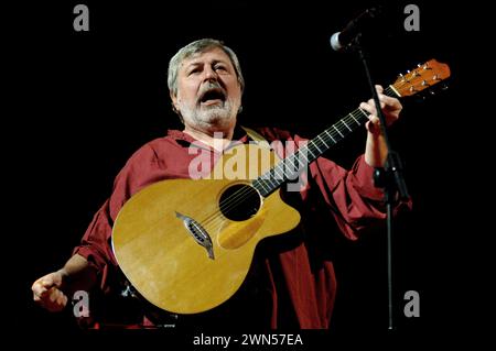 Milan Italie 10/11/2006 : Francesco Guccini, chanteur italien, lors du concert au Forum Assago Banque D'Images