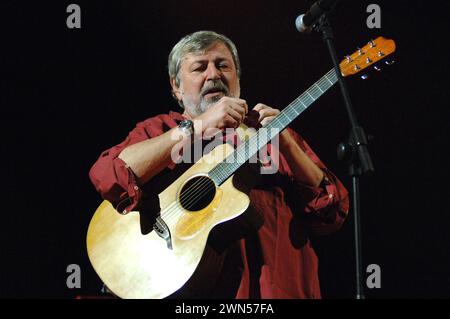 Milan Italie 10/11/2006 : Francesco Guccini, chanteur italien, lors du concert au Forum Assago Banque D'Images