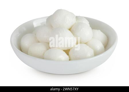 Mini boules de mozzarella dans un bol en céramique isolé sur fond blanc avec pleine profondeur de champ. Banque D'Images