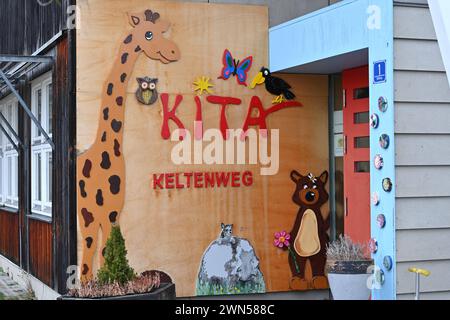 KITA Schild am Eingang einer Kindertagesstaette. *** Signe KITA à l'entrée d'une garderie Banque D'Images