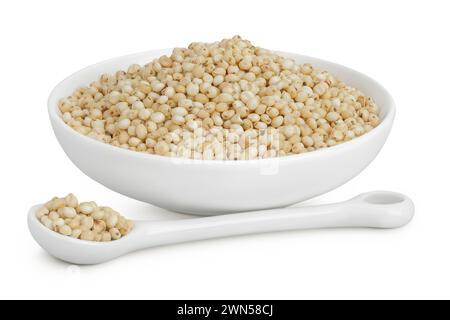 Graines de sorgho dans un bol en céramique et une cuillère isolés sur fond blanc avec pleine profondeur de champ. Banque D'Images